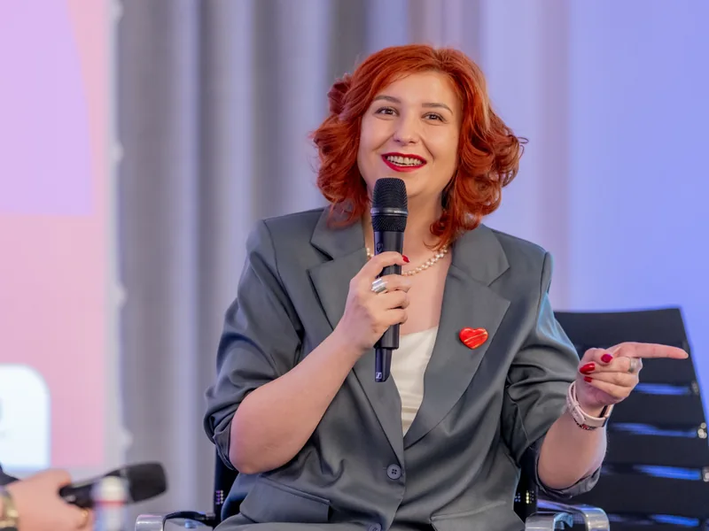 Participanții completează assessmentul pre-laborator de AI fluency