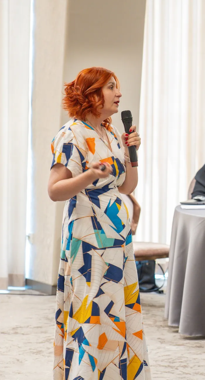 Raluca Păduraru vorbind cu microfonul la Erpa HR Inspire