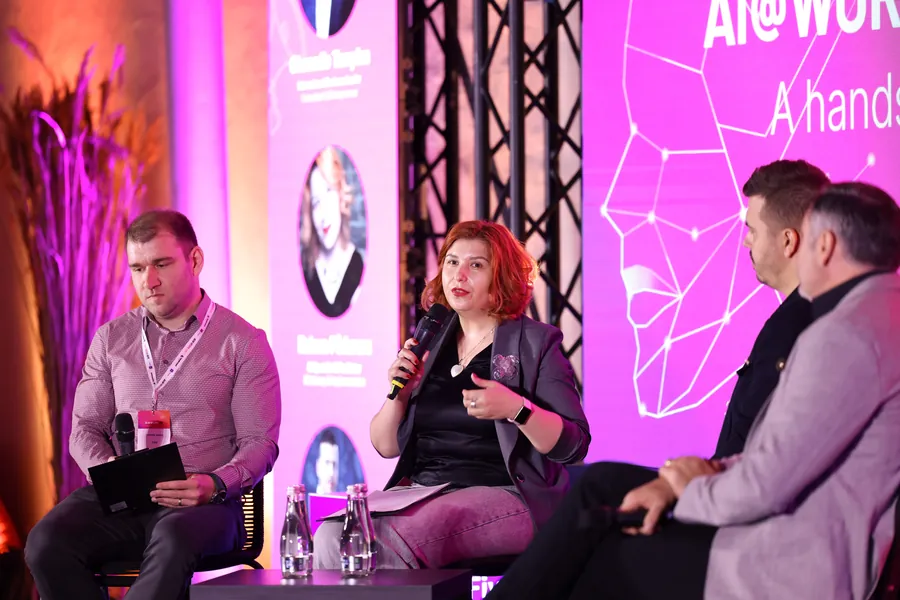 Raluca Păduraru vorbind într-un panel despre AI la locul de muncă