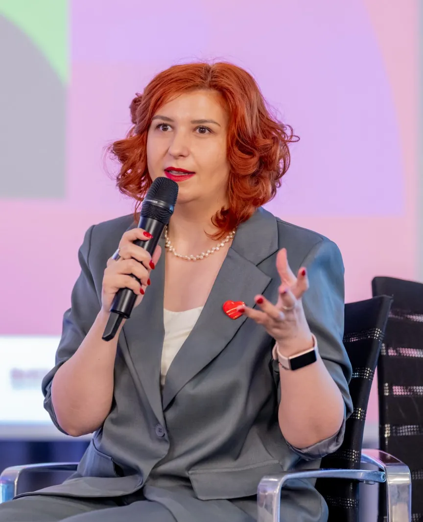 Raluca Păduraru răspunzând la o întrebare într-un panel de conferință