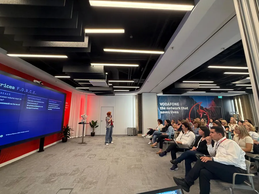 Raluca Păduraru prezentând matricea F.O.R.C.E. în fața unei săli de la Vodafone