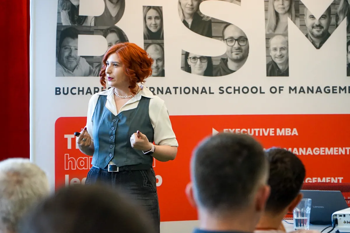 Raluca Păduraru susținând o sesiune de AI fluency în fața unei echipe de manageri
